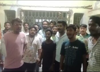 সময়ে কলেজে আসেন না শিক্ষক শিক্ষিকারা,ঘেরাও TMCP-র।