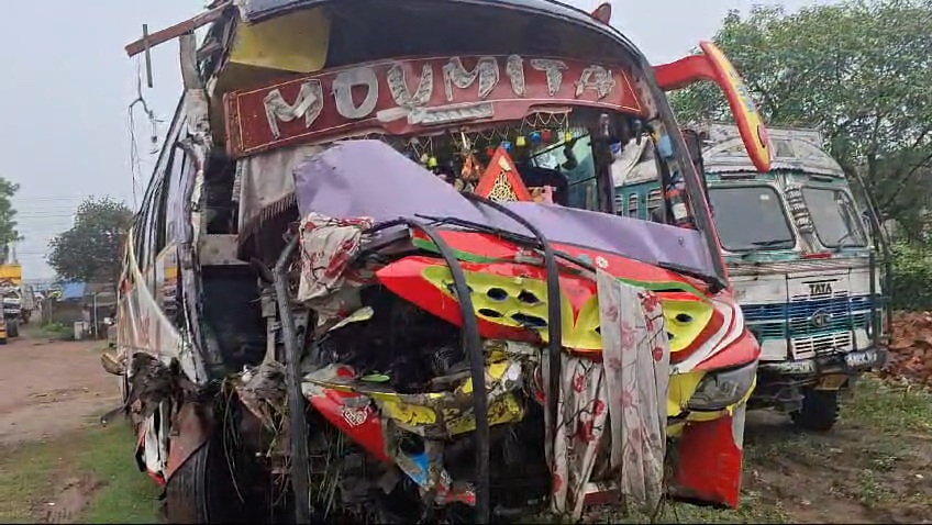 চন্ডীতলায় ভোর রাতে বাস দূর্ঘটনায় মৃত এক আহত পাঁচজন।